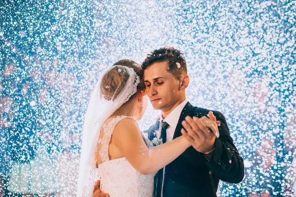 신혼의 첫 웨딩 댄스 — 스톡 사진