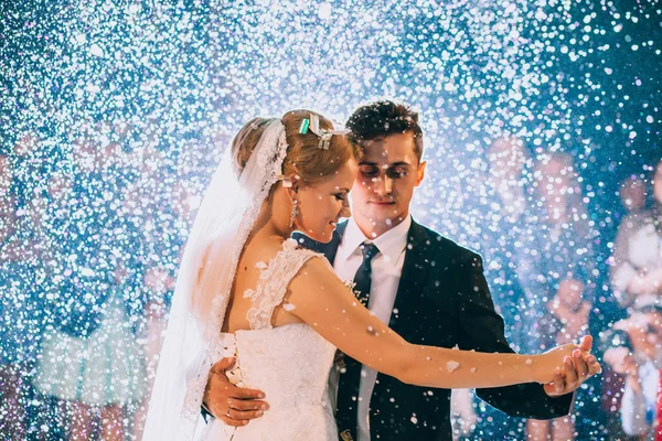 Yeni evliler ilk düğün dansı