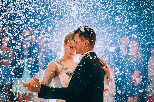 Yeni evliler ilk düğün dansı — Stok fotoğraf