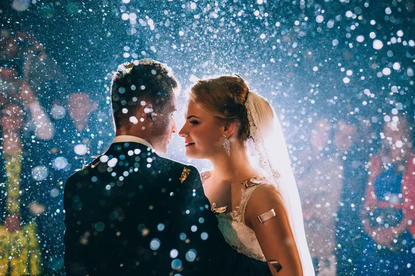 Primeira dança de casamento de recém-casados — Fotografia de Stock