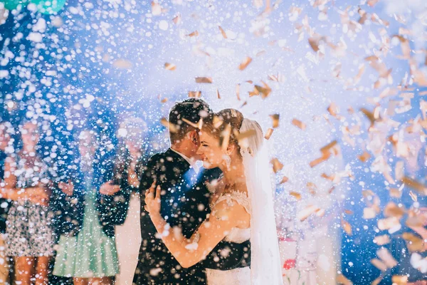 Primeira dança de casamento de recém-casados — Fotografia de Stock