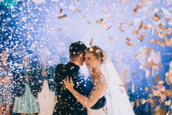 Primeira dança de casamento de recém-casados — Fotografia de Stock