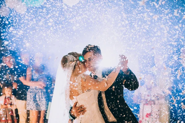 Az ifjú házasok első esküvői tánc — Stock Fotó