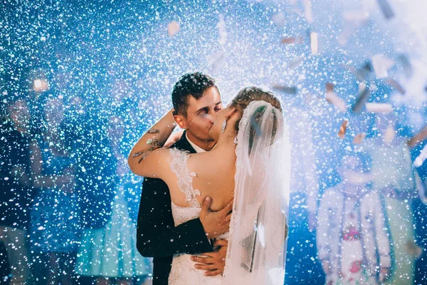 Primeira dança de casamento de recém-casados — Fotografia de Stock