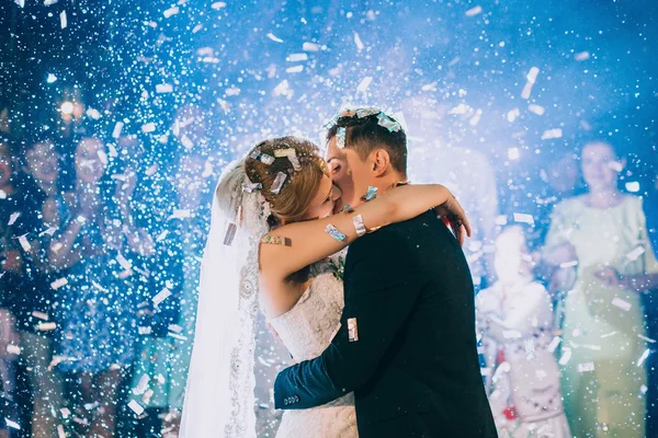 Primeira dança de casamento de recém-casados — Fotografia de Stock