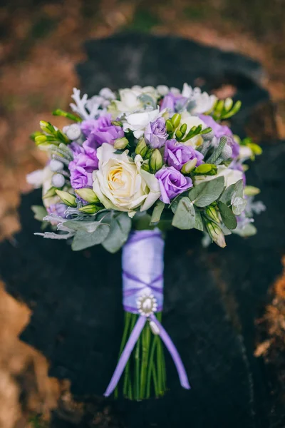 紫色新娘花束 — 图库照片