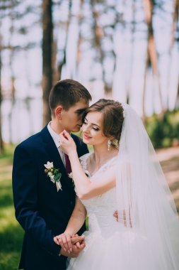 Yeni evli bir düğün yürüyüş