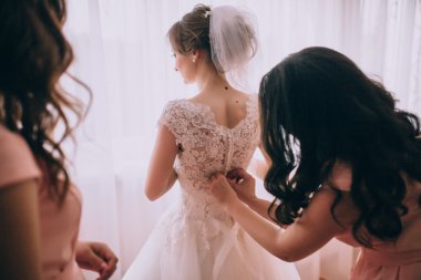 Sabah güzel gelin giyinmiş alır