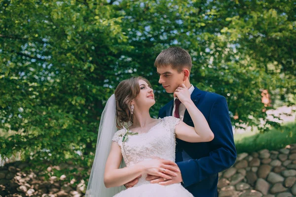 Frischvermählte auf Hochzeitsspaziergang — Stockfoto