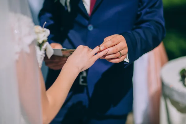 Marido usando anel no dedo da noiva — Fotografia de Stock