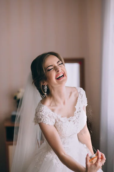 Glance of the bride with a cute smile — Stock Photo, Image