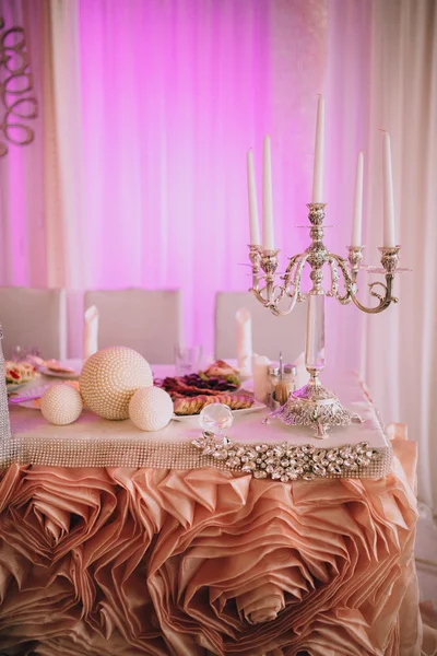 Διακοσμημένο τραπέζι γάμου με κίοσκια — Φωτογραφία Αρχείου