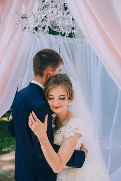 Casal casado na cerimônia de casamento — Fotografia de Stock