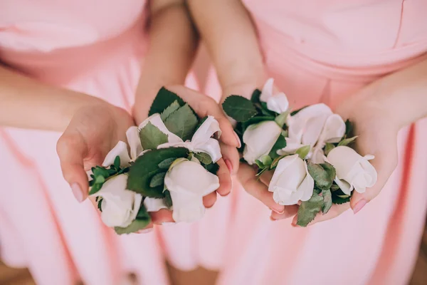 Bruidsmeisjes met boeketten van bloemen — Stockfoto