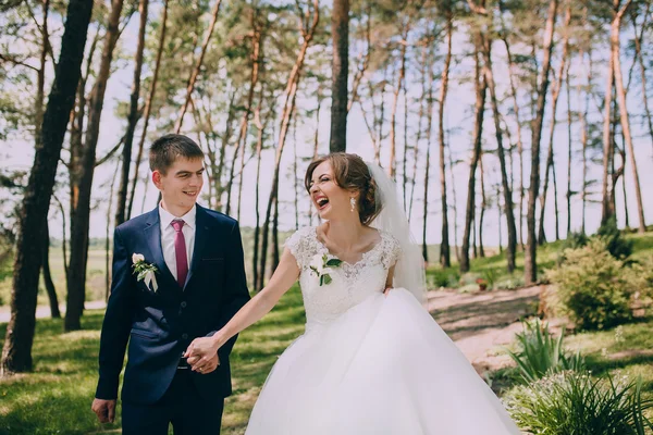 Jonggehuwden op een bruiloft-wandeling — Stockfoto