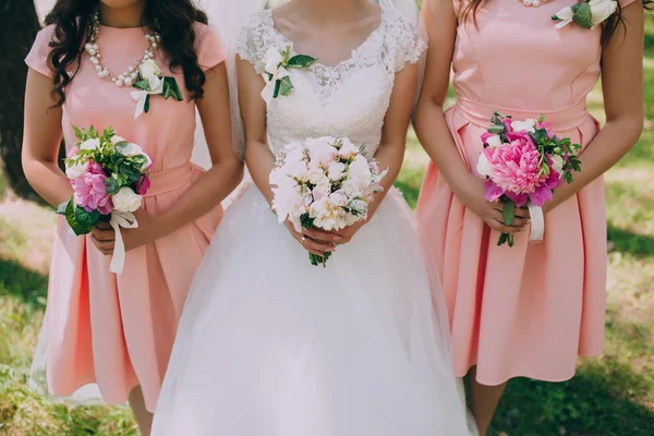 Elinde çiçek demetleri
