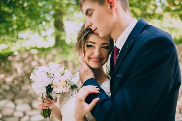 Recién casados en un paseo de bodas —  Fotos de Stock