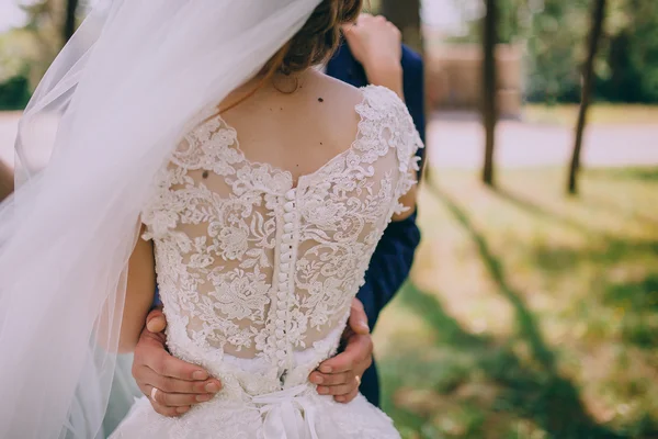 Recém-casados em uma caminhada de casamento — Fotografia de Stock