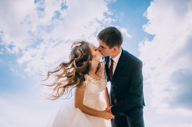 Gelin ve damat mavi gökyüzü üzerinde