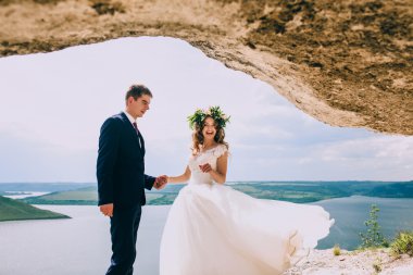 Gelin ve damat bir uçurumun üzerinde