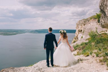 Gelin ve damat bir uçurumun üzerinde