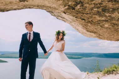 Gelin ve damat bir uçurumun üzerinde