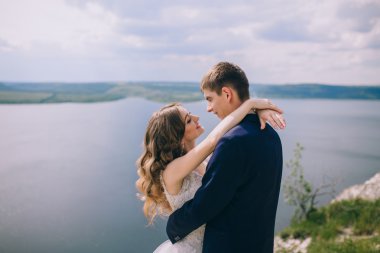 Gelin ve damat bir uçurumun üzerinde