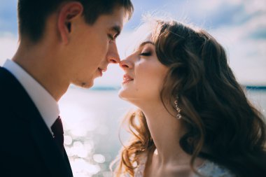 Gelin ve damat bir uçurumun üzerinde