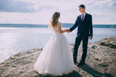 Gelin ve damat bir uçurumun üzerinde