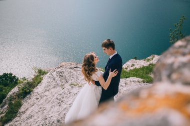 Gelin ve damat bir uçurumun üzerinde