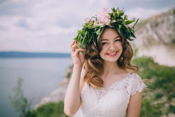 Bela noiva no passeio de casamento — Fotografia de Stock