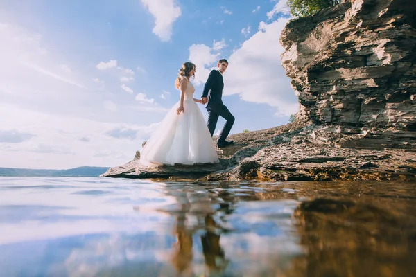 Nevěsta a ženich na útesu — Stock fotografie