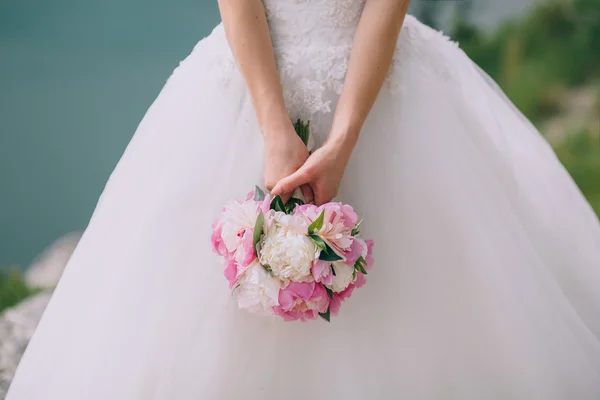 Bouquet en las manos de la novia — Foto de Stock