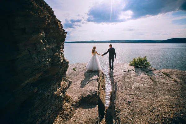 Nevěsta a ženich na útesu — Stock fotografie