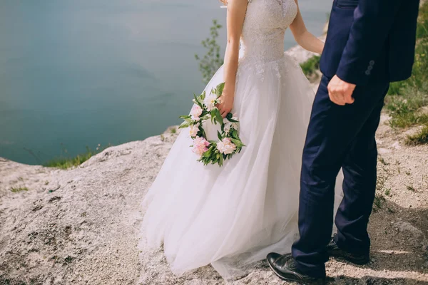 Bride and groom on a cliff — Stock Photo, Image