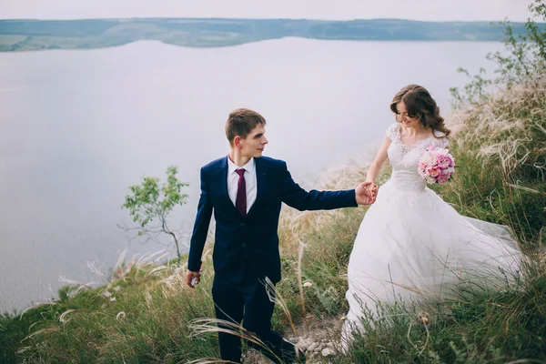 Novia y novio en un acantilado — Foto de Stock