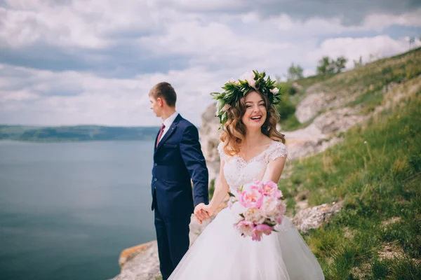 Bride and groom on a cliff — Stock Photo, Image
