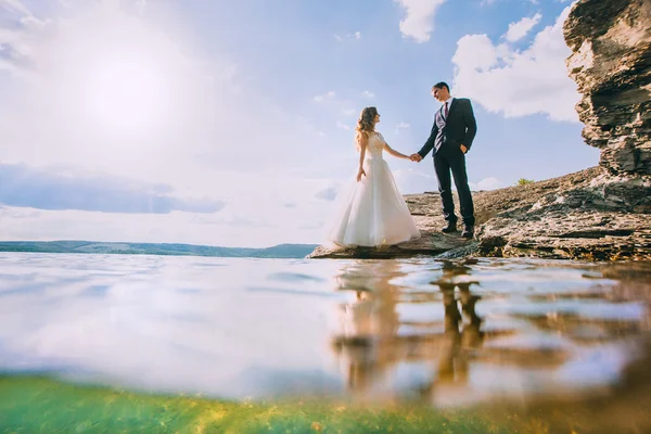 Bride and groom on a cliff — Stock Photo, Image