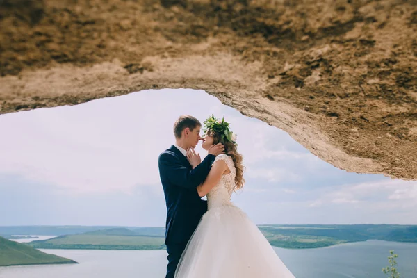 Gelin ve damat bir uçurumun üzerinde — Stok fotoğraf