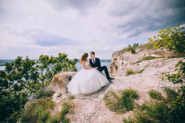 Novia y novio en un acantilado — Foto de Stock