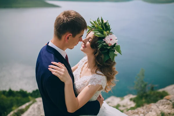 Bride and groom on a cliff — Stock Photo, Image