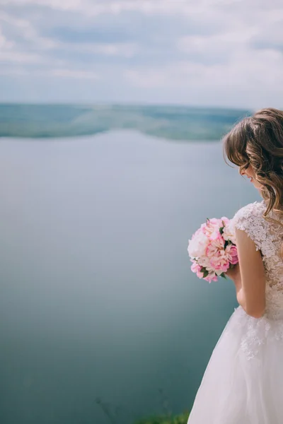 Красивая невеста на свадьбе — стоковое фото