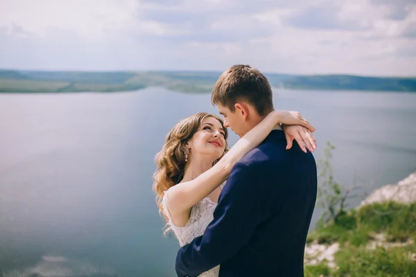 Novia y novio en un acantilado — Foto de Stock