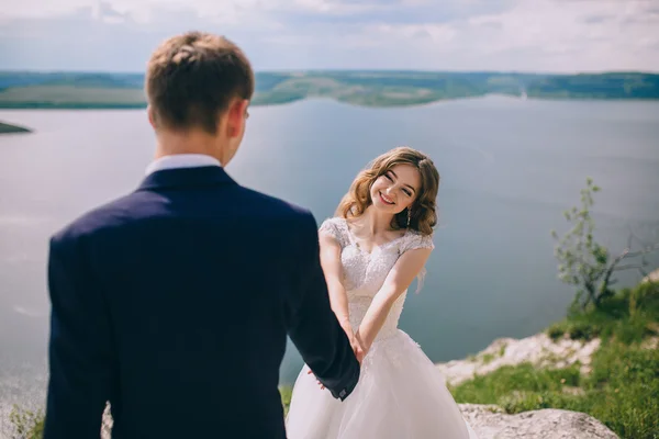 Bruden och brudgummen på en klippa — Stockfoto