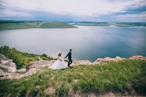 Novia y novio en un acantilado — Foto de Stock