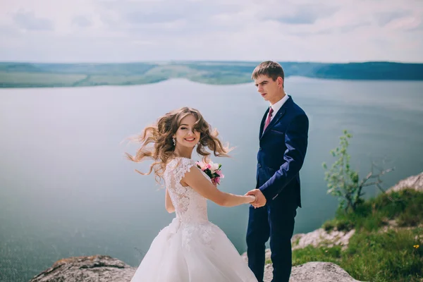 Gelin ve damat bir uçurumun üzerinde — Stok fotoğraf