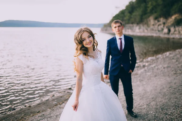 Braut und Bräutigam auf einer Klippe — Stockfoto