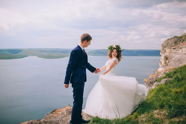 Nevěsta a ženich na útesu — Stock fotografie