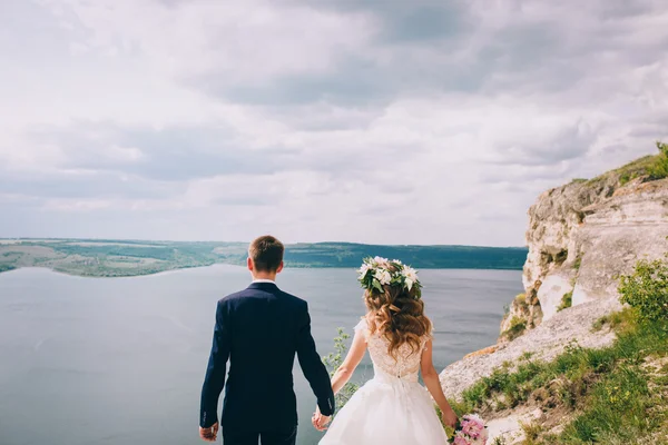 Novia y novio en un acantilado — Foto de Stock