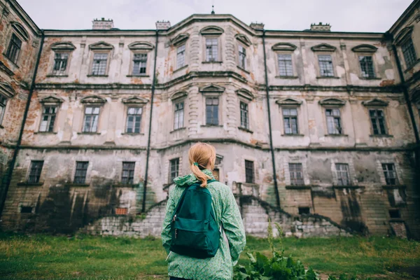 Dívka v Pidhirkách hrad — Stock fotografie